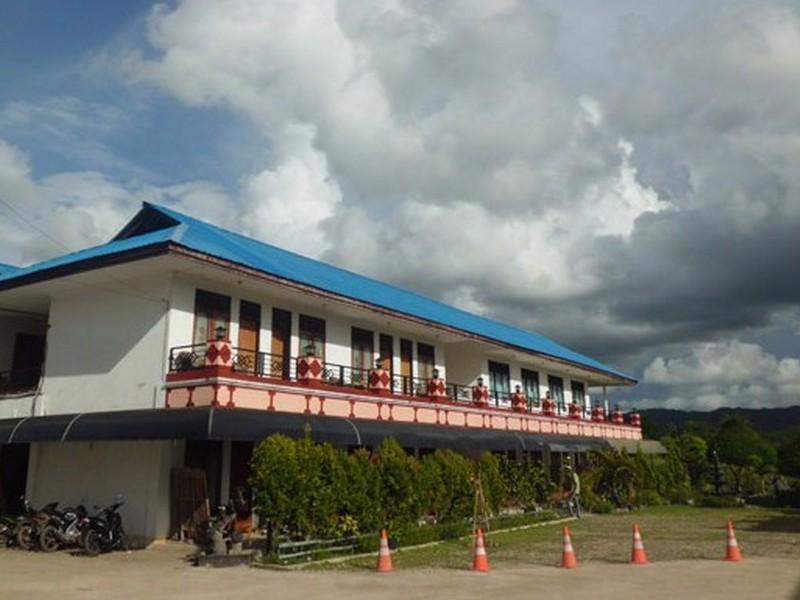 Hotel Sinar Tambolaka Waingapu Esterno foto