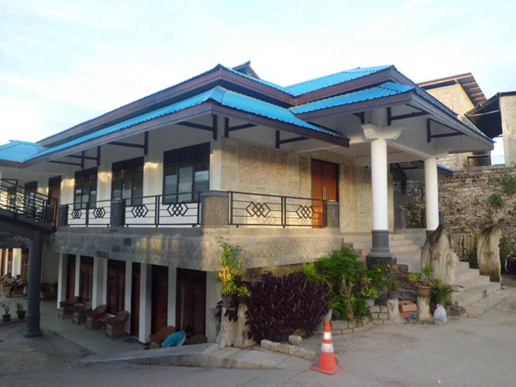 Hotel Sinar Tambolaka Waingapu Esterno foto