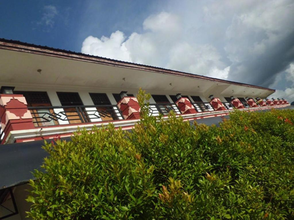 Hotel Sinar Tambolaka Waingapu Esterno foto