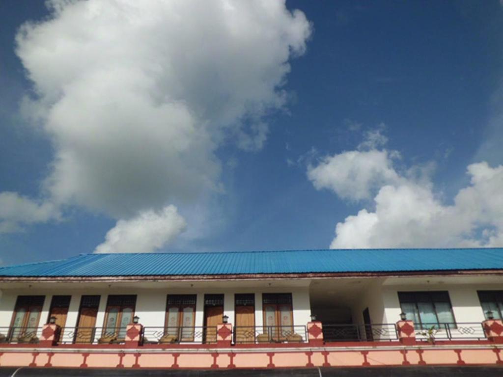Hotel Sinar Tambolaka Waingapu Esterno foto