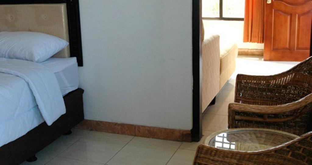 Hotel Sinar Tambolaka Waingapu Esterno foto