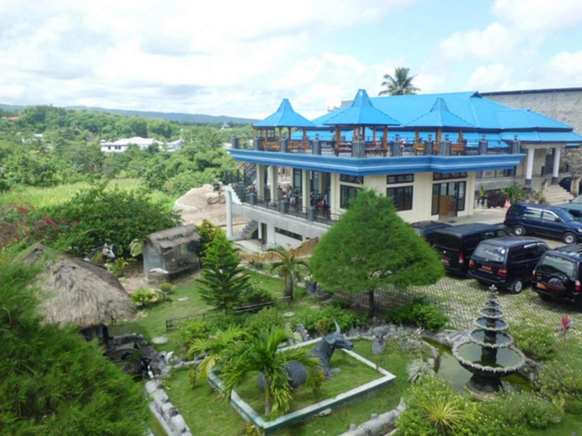Hotel Sinar Tambolaka Waingapu Esterno foto