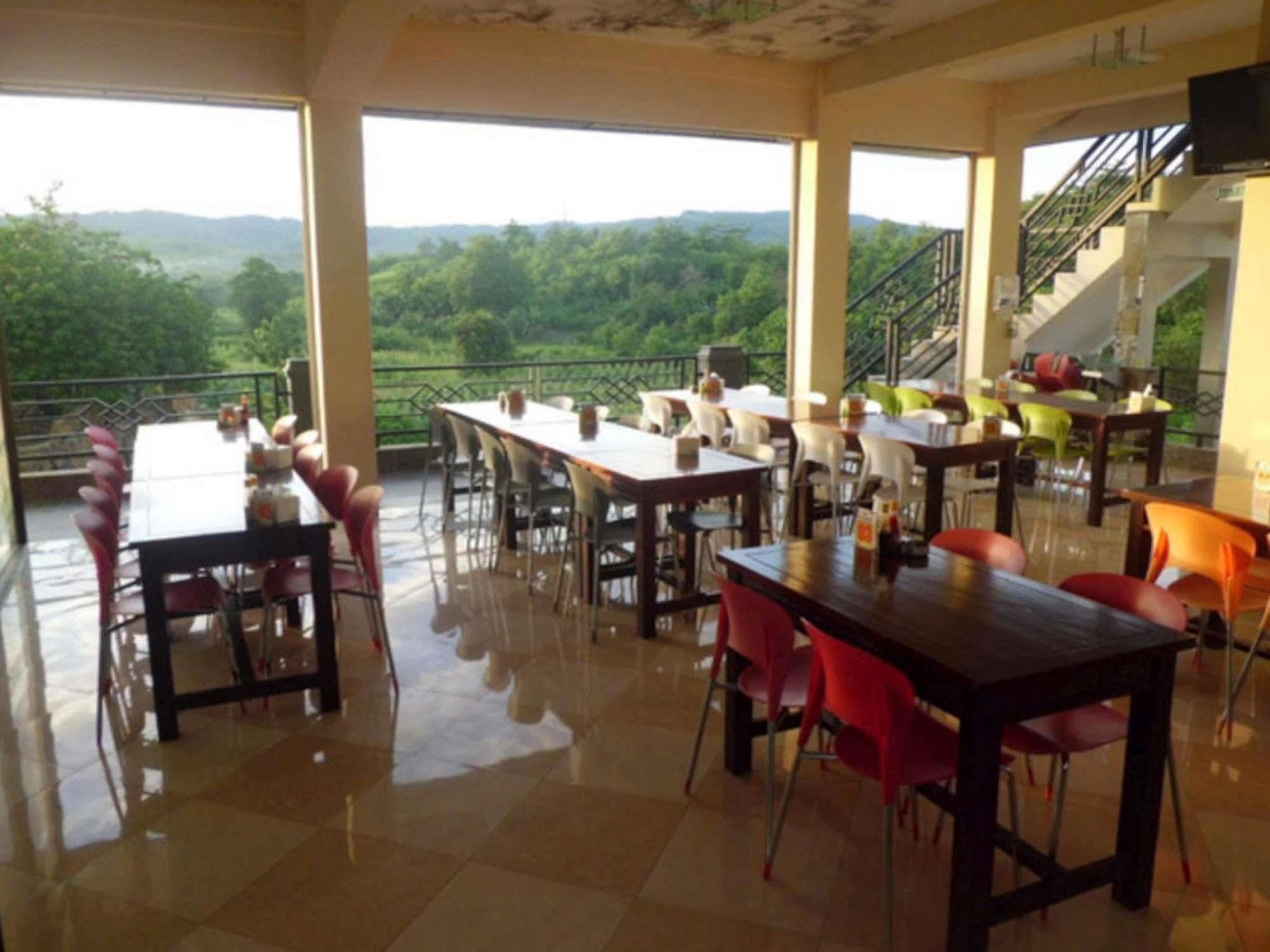 Hotel Sinar Tambolaka Waingapu Esterno foto