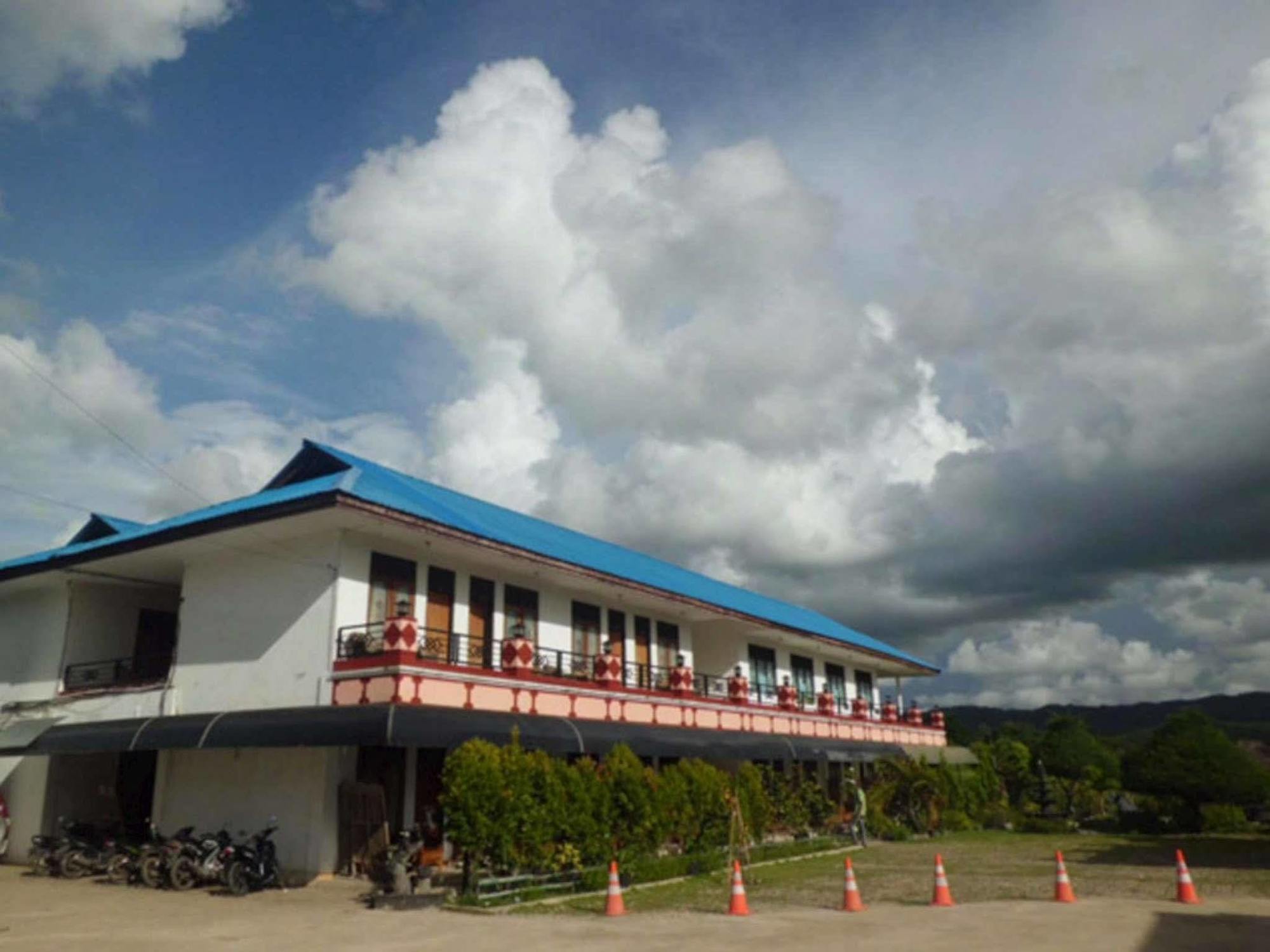 Hotel Sinar Tambolaka Waingapu Esterno foto