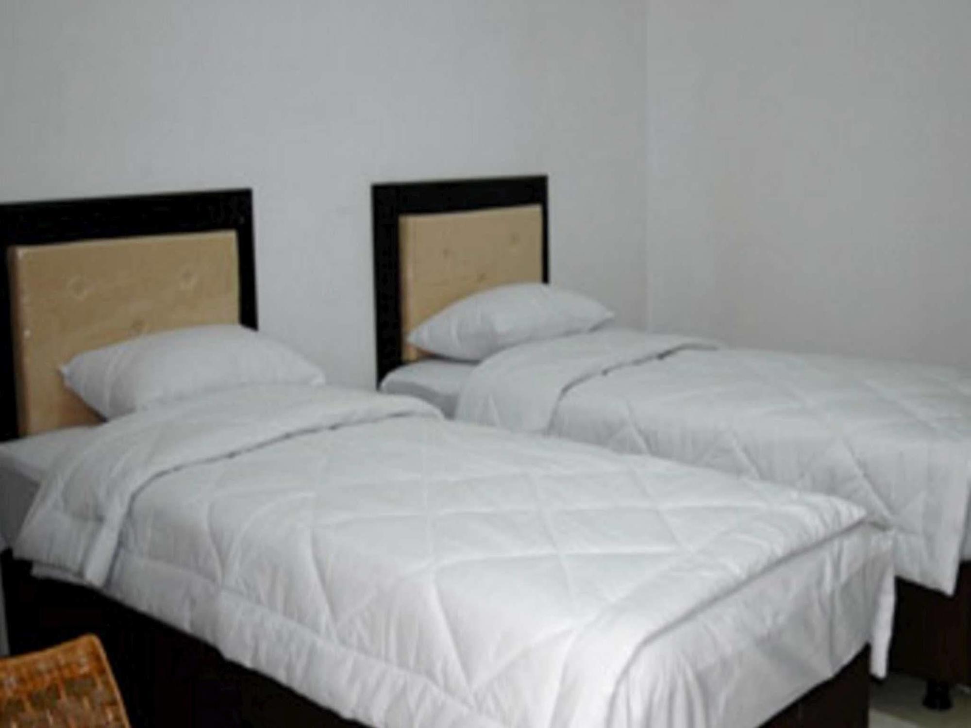 Hotel Sinar Tambolaka Waingapu Esterno foto
